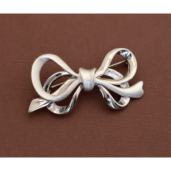 Vintage Silver Tone Art Nouveau Ribbon Dainty Brooch - U19 - Picture 1 of 2